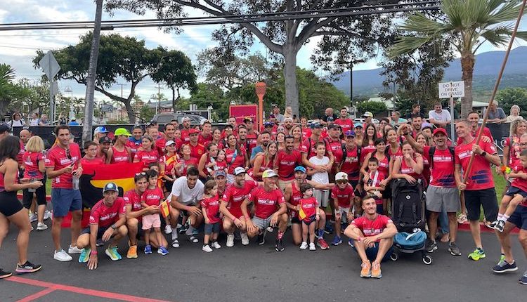 Más de 100 españoles al frente del desfile de naciones en Kona