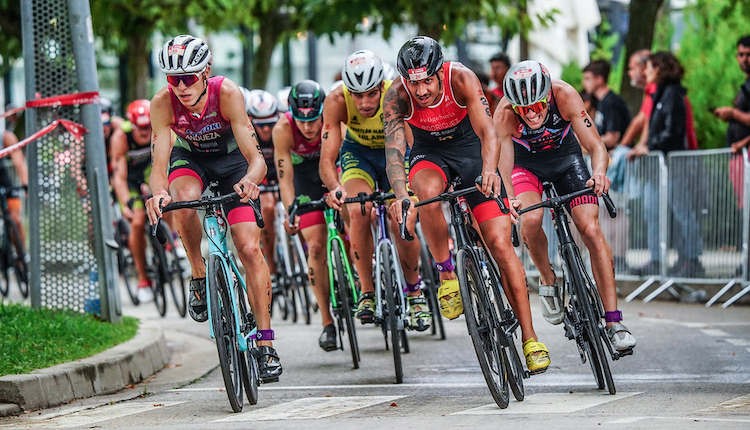 45 triatletas ruedan en Banyoles a velocidades de Tour de France, 47 km/h