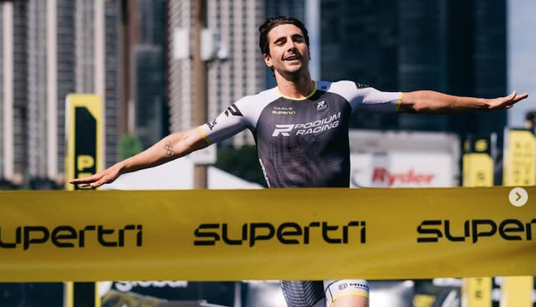Alberto González vence la SuperTri Chicago