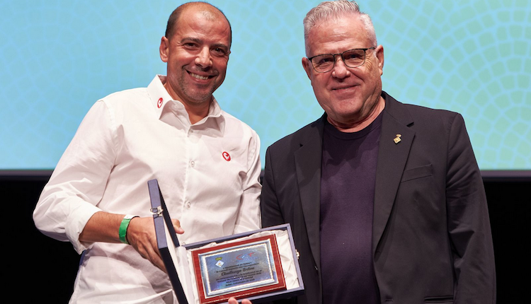 Juanan Fernández condecorado por su labor de promoción al deporte