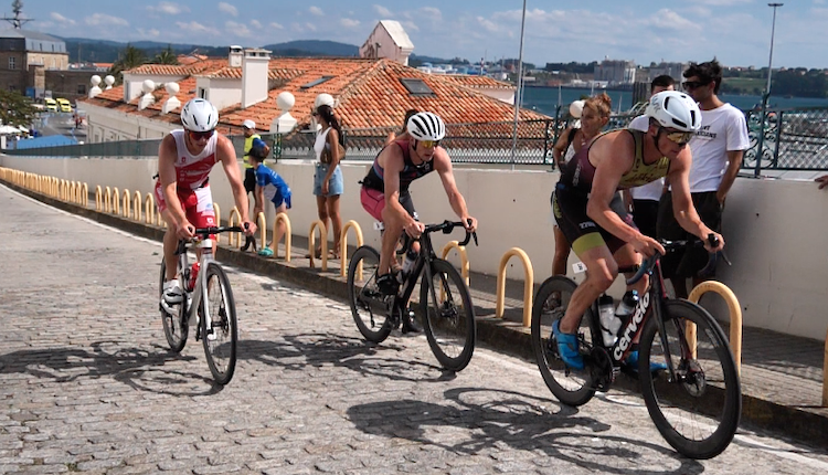 Lucía Piñón y Jarno Pousada vencen el Triatlon de Ferrol